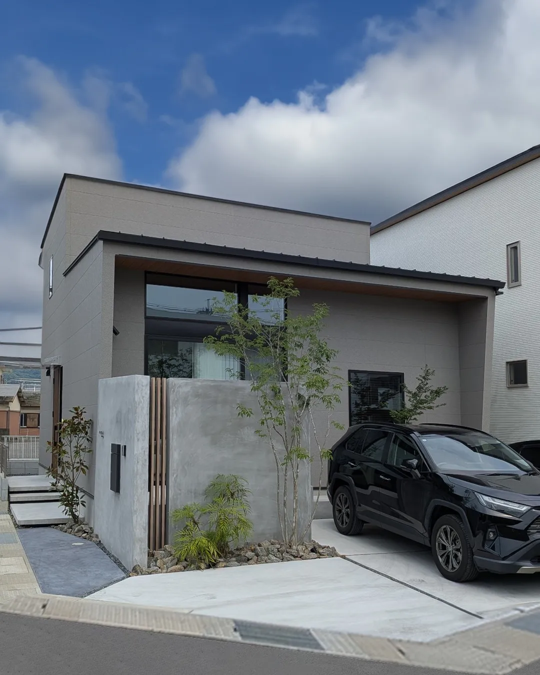 『高窓から降り注ぐ光が彩る、明るく開放的な住まい』